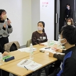 学生たちがカードゲームを使って多様性について学んだワークショップ＝東京都三田２