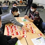 学生たちがカードゲームを使って多様性について学んだワークショップ＝東京都三田２