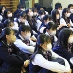 尼崎市長選の立候補予定者の話に耳を傾ける生徒ら＝尼崎市上ノ島町１、市立尼崎高校（撮影・斎藤雅志）