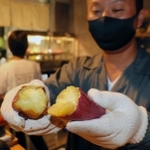 徳島県産のブランドサツマイモ「里浦ゴールド」の魅力を語る野元篤志さん＝神戸市兵庫区荒田町１