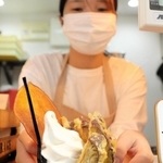 「おいもわかいも神戸店」で提供される焼き芋の天ぷらと濃厚なミルクのアイスクリームが混ざり合った「芋天塩ソフト」＝神戸市中央区北長狭通４