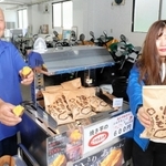 丹精した熟成焼き芋を販売する神戸新聞西代専売所のスタッフ＝神戸市長田区神楽町４