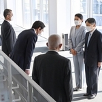 神戸空港に到着し、兵庫県の斎藤元彦知事（左端）らの出迎えを受ける天皇、皇后両陛下＝１２日午前１１時３８分、神戸市中央区（代表撮影）
