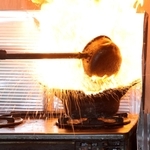 天ぷら鍋火災の実験。炎が一瞬で燃え広がった＝神戸市北区ひよどり台北町３、市民防災総合センター（撮影・小林良多）