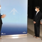 スーパーコンピューター「富岳」を見学された天皇、皇后両陛下＝１２日午後、神戸市中央区港島南町７（代表撮影）