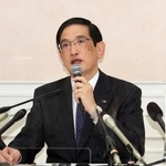 記者会見するＪＲ西日本の長谷川一明社長＝１２日午後、伊丹市内（撮影・小林良多）