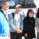 木村啓嗣さん（左から２人目）の激励に駆け付けた家族＝１２日午後、西宮市西宮浜４、新西宮ヨットハーバー（撮影・斎藤雅志）