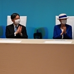 天皇、皇后両陛下が出席された「第４１回全国豊かな海づくり大会」の式典＝１３日午前１１時２３分、明石市中崎１、明石市立市民会館（代表撮影）