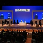 天皇、皇后両陛下が出席された「第４１回全国豊かな海づくり大会」の式典＝１３日午前１０時５８分、明石市中崎１、明石市立市民会館（代表撮影）