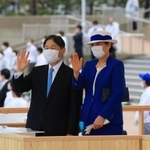 漁船のパレードに手を振られる天皇、皇后両陛下＝１３日午後２時２７分、兵庫県明石市中崎１（撮影・鈴木雅之）