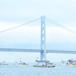 明石海峡大橋を背にパレードする漁船団＝１３日午後２時２４分、兵庫県明石市中崎１から（撮影・鈴木雅之）