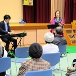 オリジナル曲「希望（あだち）の歌」を披露するソプラノ歌手の足立さつきさんと作曲家の足立知謙さん＝丹波市青垣町山垣