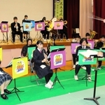 ＮＨＫの大河ドラマ「鎌倉殿の１３人」のメインテーマを演奏する中高生たち＝丹波市青垣町山垣