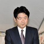敗戦の弁を語り、支援者に頭を下げる前職の服部千秋氏＝１３日午後８時８分、兵庫県太子町東南の選挙事務所（撮影・村上晃宏）