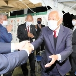 太子町長選で当選確実となり、支援者と握手で喜びを分かち合う沖汐守彦氏＝１３日午後８時３４分、太子町蓮常寺（撮影・大山伸一郎）