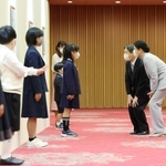 「海」などをテーマに兵庫県内の小中学生から募った絵画、習字のコンクールで、優秀作品に選ばれた小中学生と言葉を交わされる天皇、皇后両陛下＝１２日午後、神戸市内のホテル（代表撮影）