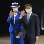 帰京のため、神戸空港に到着された天皇、皇后両陛下＝１３日午後、神戸市中央区（代表撮影）