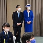 兵庫県立農林水産技術総合センター水産技術センターで、小学生対象の水産教室を視察される天皇、皇后両陛下＝１３日午後、明石市二見町南二見（代表撮影）