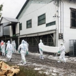 鳥インフルエンザが確認された養鶏場で防護服姿で作業する兵庫県の職員ら＝１３日午前、たつの市内（県提供）