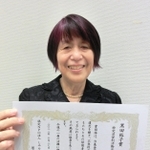 受賞を喜ぶＮＰＯ法人「ふぉーらいふ」理事長の中林和子さん＝神戸市中央区元町通４