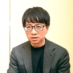「神戸弁はゆったりとして好印象を持った」と話す新海誠監督＝１７日午後、神戸市中央区北野町１（撮影・坂井萌香）