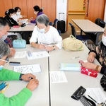 中国残留孤児とその家族が学ぶ「明石日本語教室」。今年で開設１０周年となった＝明石市東仲ノ町、アスピア明石