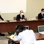兵庫県立高校の再編について会見する県教育委員会高校教育課の（左から）新谷浩一課長、兼本浩孝高校教育改革官、倉橋良太副課長＝１７日午後、神戸市中央区、兵庫県庁（撮影・坂井萌香）