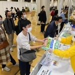 受付会場を訪れ、当日に向けて気持ちを高める出場者＝１８日午後、神戸市中央区港島中町６、神戸国際展示場（撮影・秋山亮太）