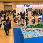 神戸マラソンに参加するランナーらでにぎわうＥＸＰＯの会場＝１８日午後、神戸市中央区港島中町６（撮影・秋山亮太）