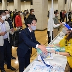 受付会場を訪れ、当日に向けて気持ちを高める出場者＝１８日午後、神戸市中央区港島中町６、神戸国際展示場（撮影・秋山亮太）