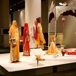 インドの伝統的な婚礼などを再現した展示風景＝神戸ファッション美術館（撮影・坂井萌香）