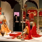 インドの伝統的な婚礼などを再現した展示風景＝神戸ファッション美術館（撮影・坂井萌香）