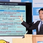 兵庫県の新型コロナウイルス対策本部会議でインフルエンザとの同時流行対策を決定した後、記者会見で説明する斎藤元彦知事＝１８日午後、兵庫県庁