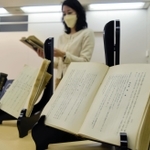 三宮図書館に展示される鈴木商店関連の書籍。同社から市に寄贈された本もある＝神戸市役所