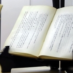 三宮図書館に展示される鈴木商店関連の書籍。同社から市に寄贈された本もある＝神戸市役所