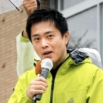 演説する日本維新の会共同代表の吉村洋文大阪府知事＝尼崎市神田中通１
