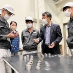 ＮＡＳＡ向けの容器製作を進める佐藤慎介社長（右から２人目）ら＝たつの市揖西町土師