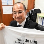 阪神・淡路と東日本、二つの大震災に思いをはせ、駆け橋の会メンバーとしてフルマラソンに挑む森広樹校長＝神戸市須磨区行幸町３、西須磨小学校