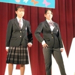 ファッションショー風にブレザー型の新制服を紹介する稲美中の生徒＝兵庫県稲美町岡
