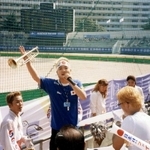 ２００２年釜山アジア大会ソフトボール会場で応援に励む＝韓国・釜山（本人提供）