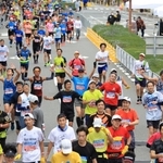 最後の力を振り絞りゴールする参加者たち＝２０日午後、神戸市中央区（撮影・吉田敦史）
