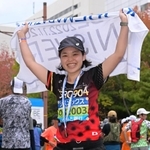 完走後も爽やかな笑顔を見せる広瀬里美さん＝２０日午後、神戸市中央区港島中町６（撮影・秋山亮太）