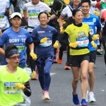 元気よくスタートする田中千洋さん（左から２人目）。右は小林祐梨子さん＝２０日午前、神戸市中央区加納町６（撮影・吉田敦史）