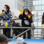 スタート地点でランナーを応援する田中希実（右）と有森裕子さん＝神戸市中央区加納町６（撮影・秋山亮太）