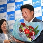 初当選を確実にし稲村和美市長（左）から花束を受け取る松本真氏＝２０日午後、尼崎市七松町３（撮影・斎藤雅志）