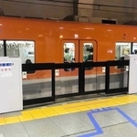 阪神尼崎駅に設置されるのと同じホームドア＝阪神神戸三宮駅（阪神電気鉄道提供）