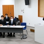 自民党真誠会の市政報告会であいさつする三好宏幹事長＝明石市東仲ノ町