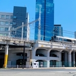 ＪＲ神戸駅から三ノ宮方面、多聞通りをまたぐ高架橋。一部にだけ梁が架かっているのが分かる＝神戸市中央区