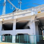 高架橋の「３２４」「３２５」の部分に神戸市電の仮線路が通されたという＝神戸市中央区
