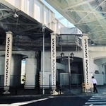ＪＲ神戸線の橋脚をくぐる歩道から梁の部分を見る。左側の橋脚に梁が見られないのは、切り替え後に増設されたためとみられる＝神戸市中央区